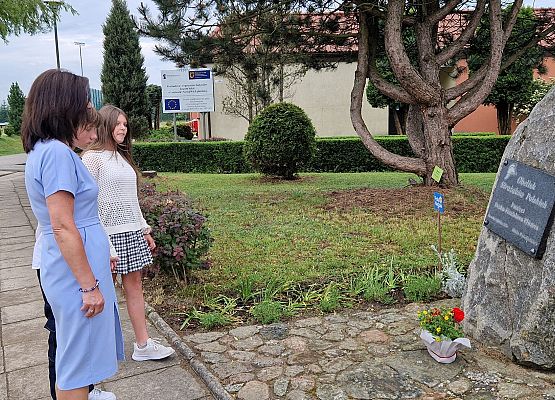 składanie kwiatów pod obeliskiem