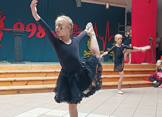 taniec z balonami w kształcie serca