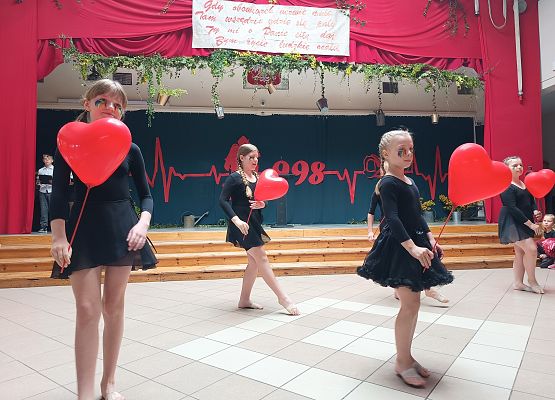 taniec z balonami w kształcie serca