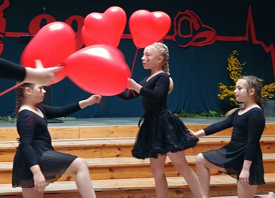 taniec z balonami w kształcie serca