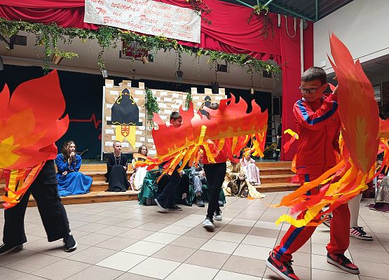 strażacy gaszą ogień