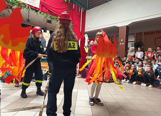 strażacy gaszą ogień