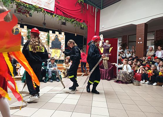 strażacy gaszą ogień