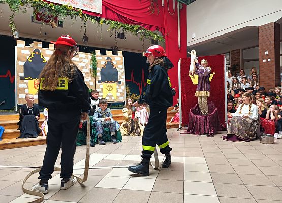 bajka strażacy gaszą pożar