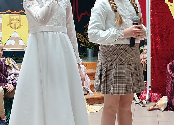 dziewczynki z klasy 4a śpiewają