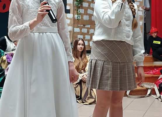 dziewczynki z klasy 4a śpiewają