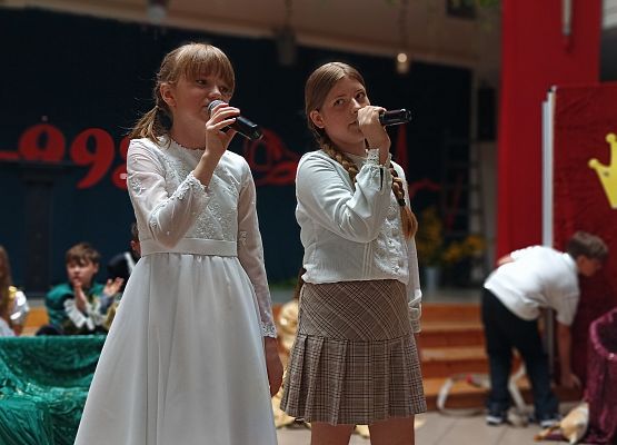 dziewczynki z klasy 4a śpiewają