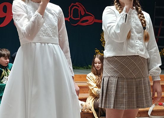 dziewczynki z klasy 4a śpiewają