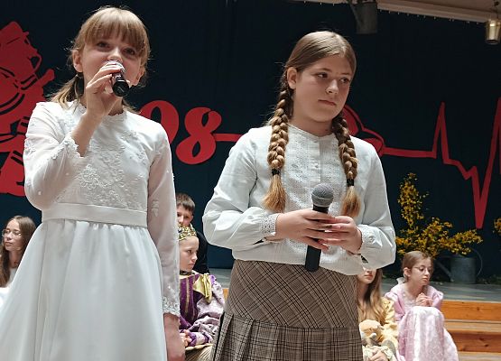 dziewczynki z klasy 4a śpiewają