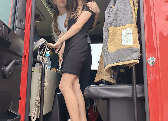 dziewczynki w wozie strażackim