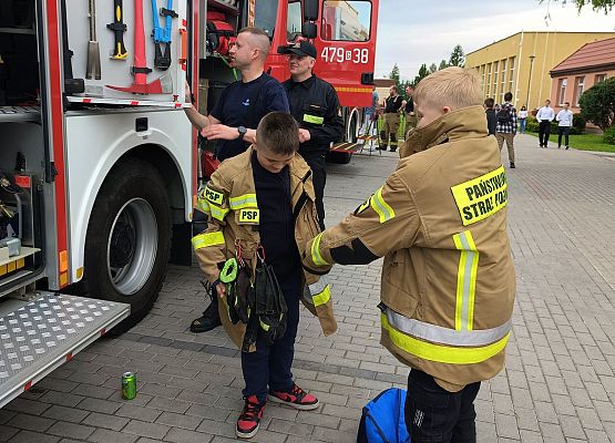 chłopcy się przebierają