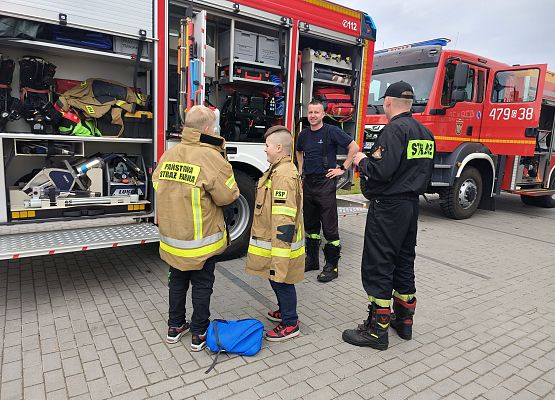 chłopcy się przebierają