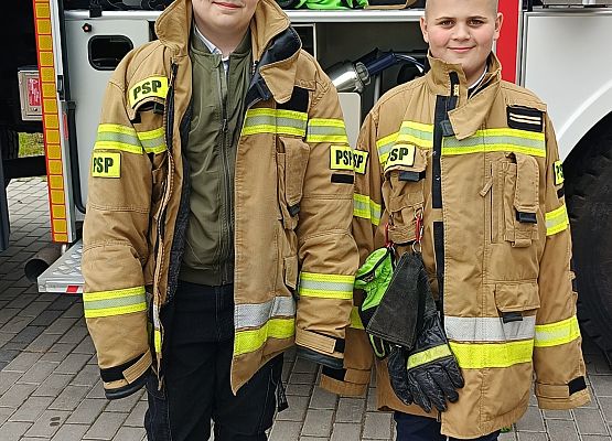 chłopcy w strojach strażaka
