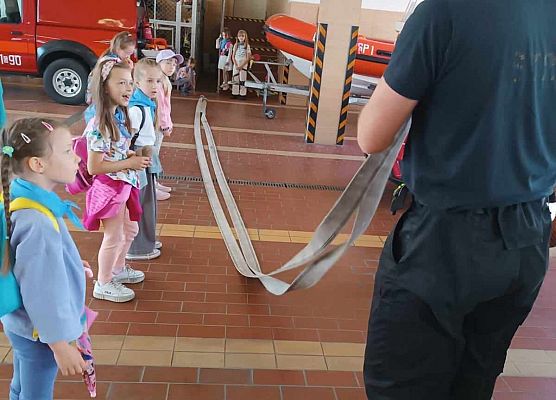 1a ogląda sprzęt strażacki