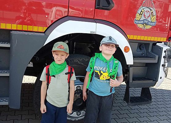 Maciej i Olaf z 1B przy wozie strażackim
