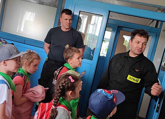 klasa 1b ogląda dzwon strażacki