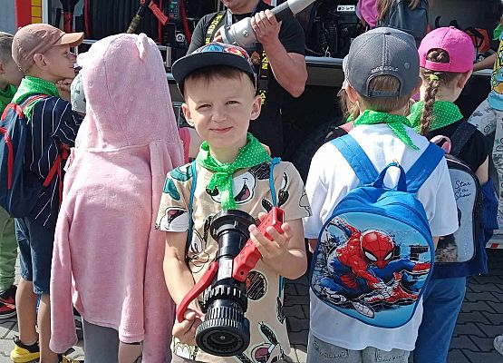 klasa 1b ogląda sprzęt strażacki