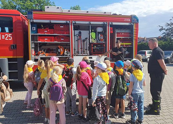 klasa 1c ogląda wóz strażacki