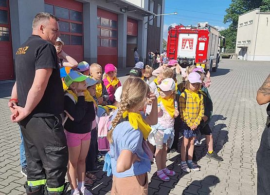 klasa 1c słucha strażaków