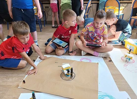 dzieci i roboty rysujące