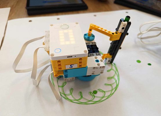 robot maluje piękną mandalę