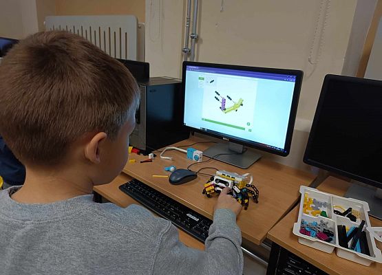 chłopiec sprawdza działanie kraba