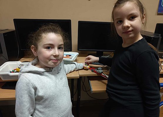 dziewczynki z robotem