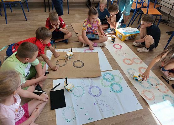 dzieci i ich rysunki