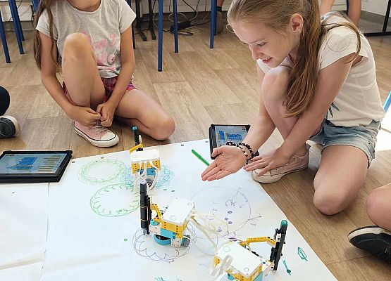 dziewczynki malują robotami