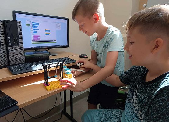 chłopcy podczas zajęć