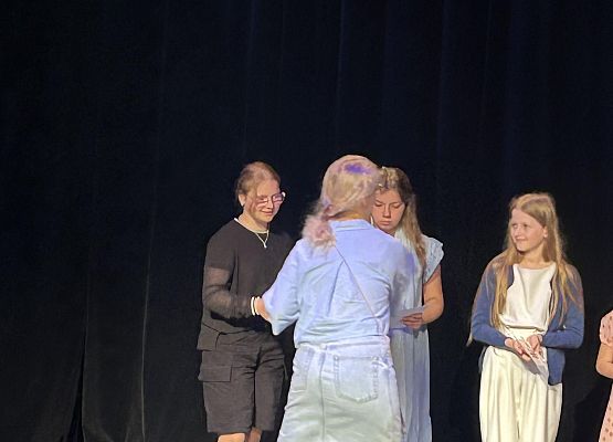 Marcelina odbiera dyplom za udział