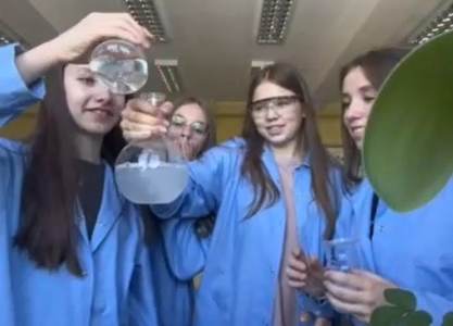 dziewczynki z klasy 7b podczas nagrywania filmu