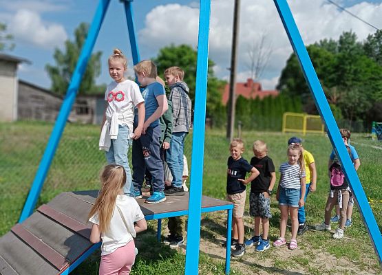 dzieci wesoło się bawią