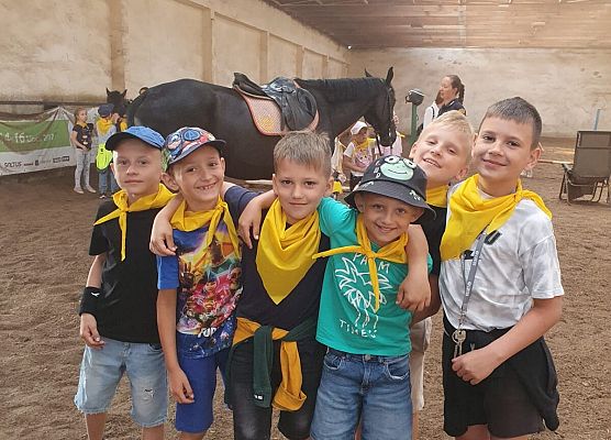 chłopcy z 1c w stajni