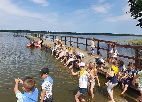 dzieci z klas 1 na pomoście