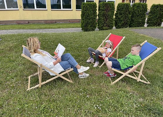 Dzieci z klasy 1 słuchają opowiadania.