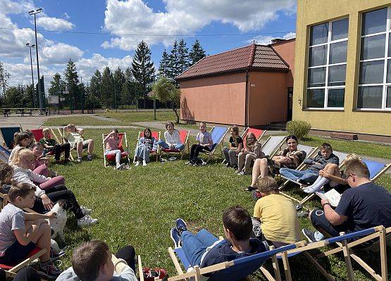Uczeń z klasy 4 czyta opowiadanie.