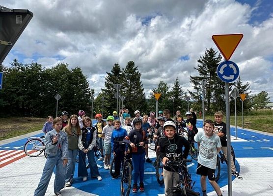 uczniowie klas 4 w miasteczku ruchu