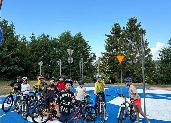 uczniowie klas 4 na rowerach