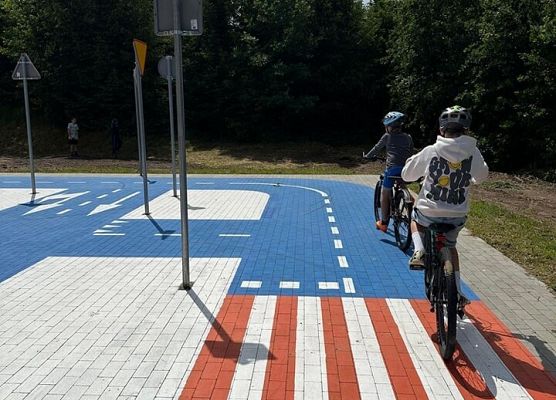 dzieci jadą na rowerach