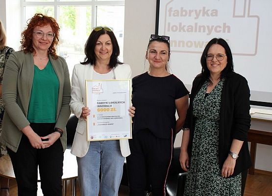 nauczyciele z panią Dyrektor