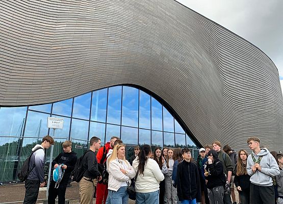 dzieci przed budynkiem Rybołówstwa Bałtyckiego i Archeologii Podwodnej