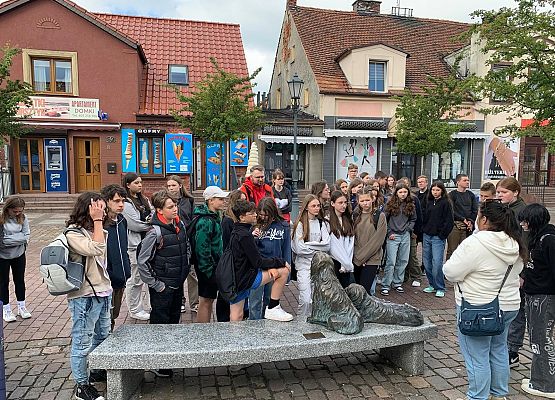 dzieci przy ławeczce z pieskami