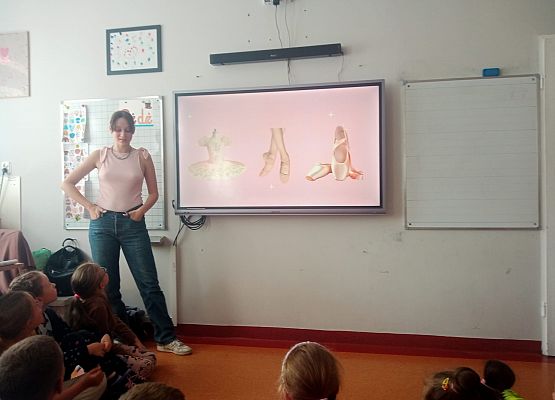 klasa 1b słucha opowieści Oli o balecie