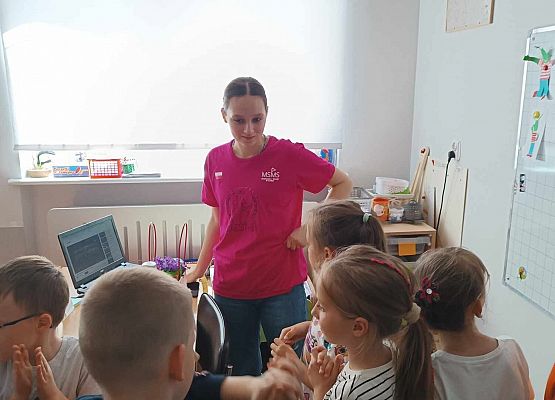 uczniowie klasy 1a podczas zajęć