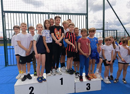 uczniowie na podium podczas wręczania słodkich nagród