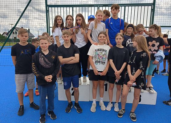 uczniowie na podium podczas wręczania słodkich nagród