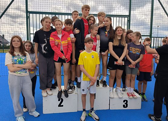 uczniowie na podium podczas wręczania słodkich nagród