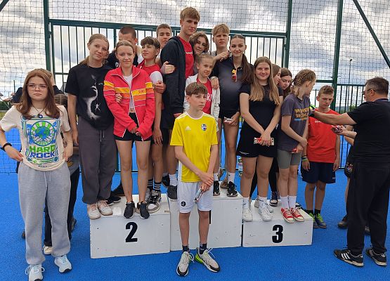 uczniowie na podium podczas wręczania słodkich nagród