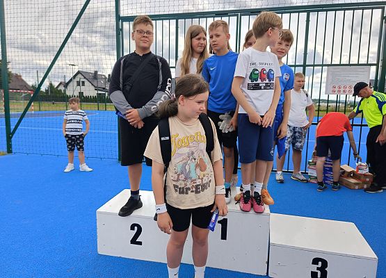 uczniowie na podium podczas wręczania słodkich nagród